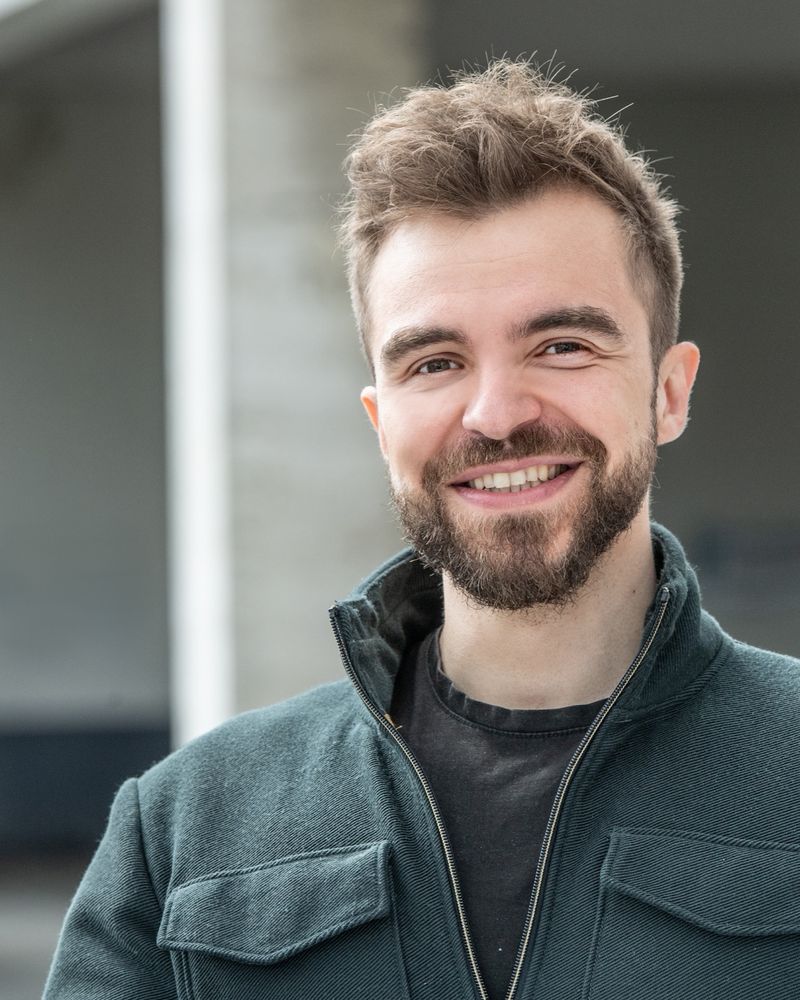 Max Kayr, draußen, im Halbporträt